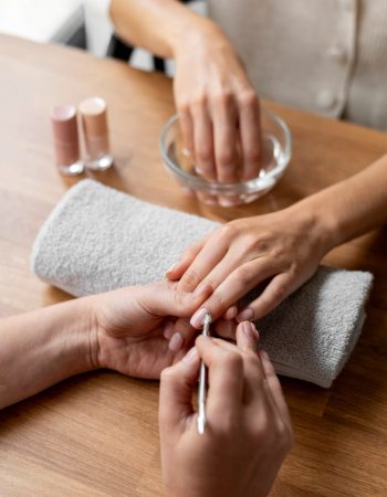 cerrar-manicurista-sosteniendo-herramienta-min