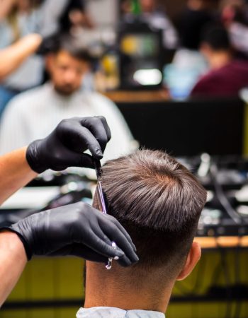 cliente-recibe-nuevo-corte-pelo-atras