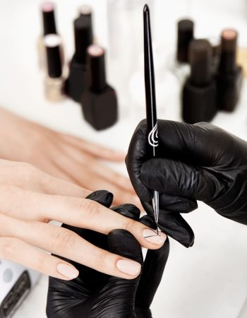 manicurista-haciendo-arte-dedo-medio-dibujando-pincel-arte
