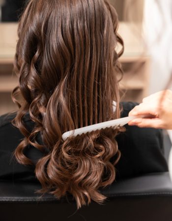 mujer-recibiendo-tratamiento-peluqueria-min