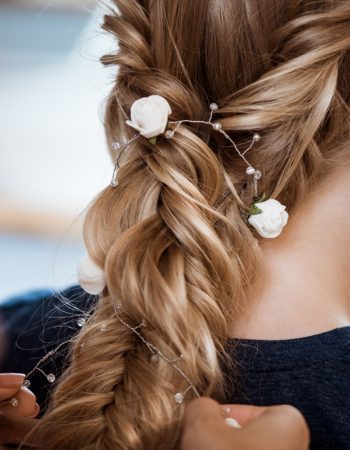 peluqueria-femenina-haciendo-peinado-mujer-rubia-salon-belleza-min