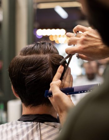 peluquero-cortando-cabello-hombre-peluqueria